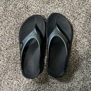 Oofoos Flip flops (women’s size 10)